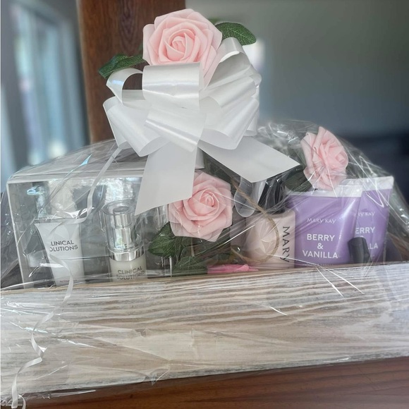 Mary Kay Gift Set with Pink and White Accents